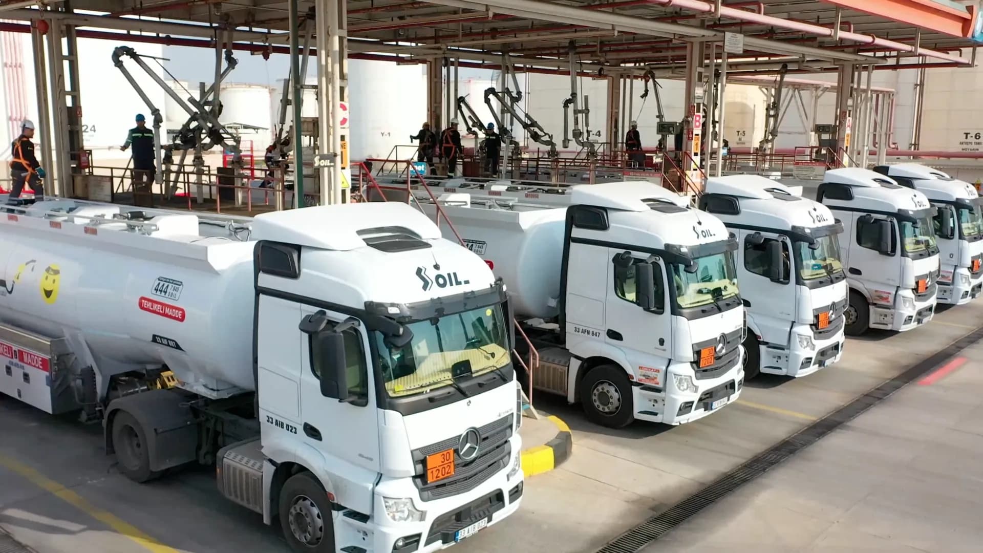Dolum sahasında sıralanmış Soil tankerleri