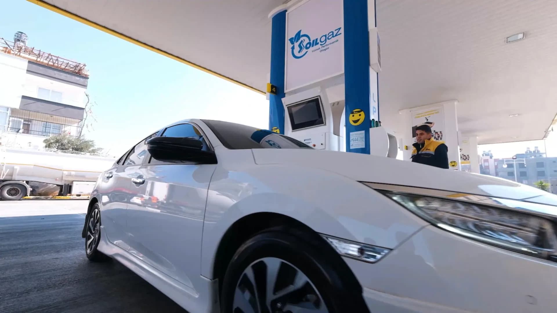 Soilgaz otogaz pompasında araç