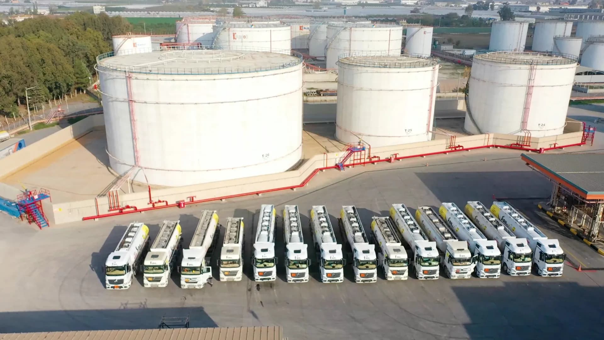 Soil terminali ve önünde dizili tanker filosu, havadan